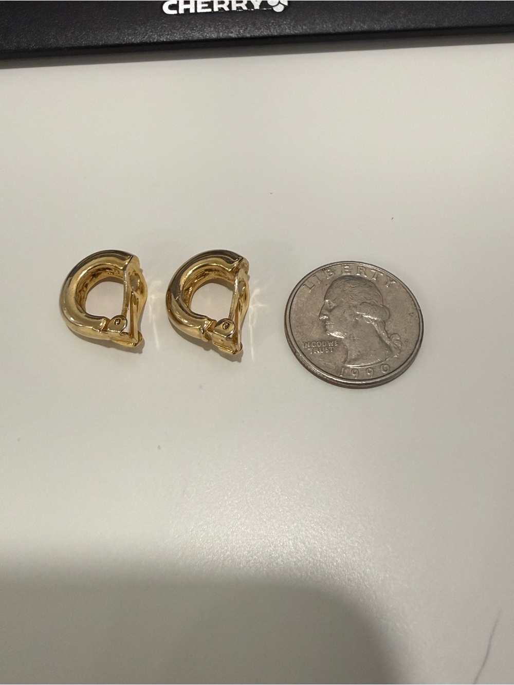 Unbranded Gold-Tone Clip-on small hoop earrings (read)